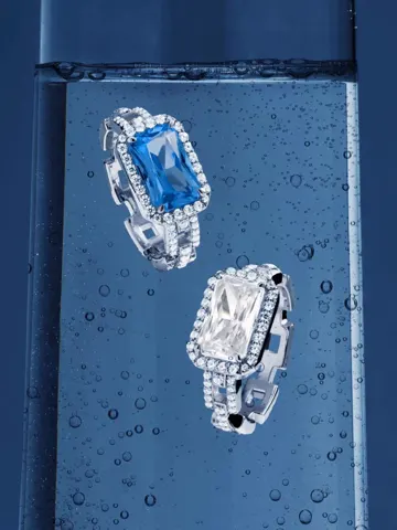 APM Monaco’s lake blue rectangular chain ring is cool and fashionable