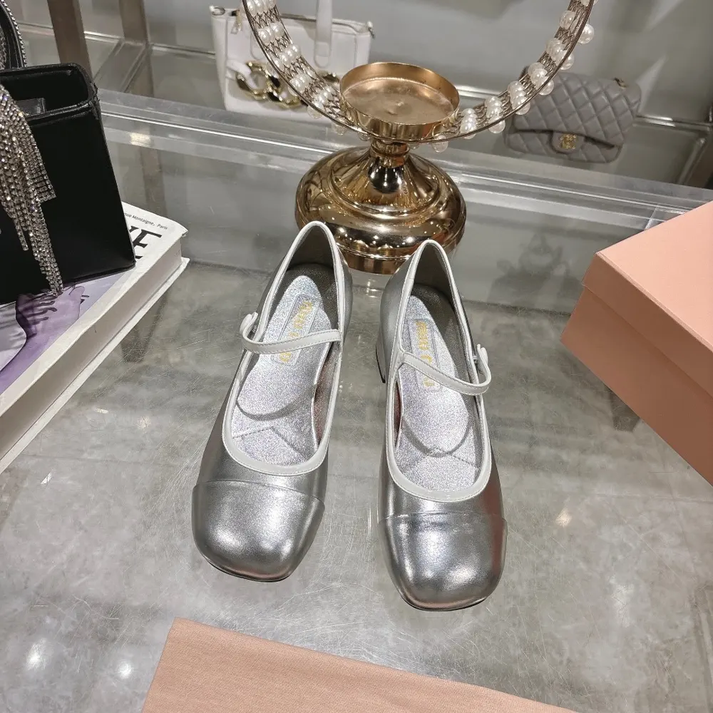 Miu Miu Miu 25 new color-blocked single shoes The shoe shape is round and delicate Not