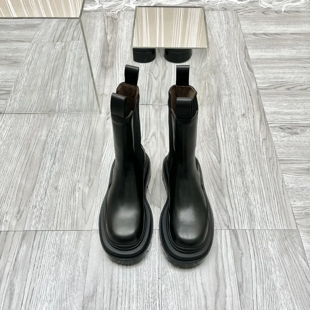 BOTTEGA VENETA colorful wave tire sole. Mid-tube Chelsea boots