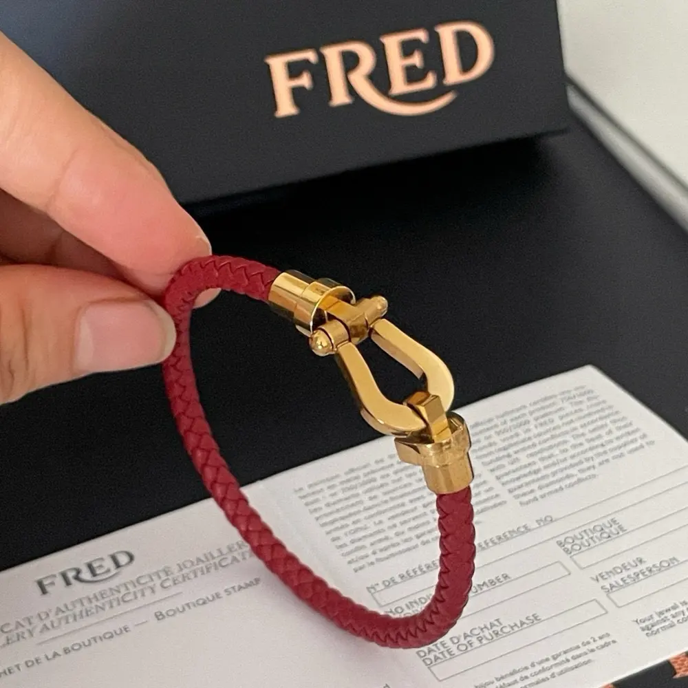 Fred bracelet with smooth diamond-free horseshoe clasp bracelet