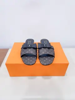 Louis Vuitton bow-knot fashion slippers. The most popular item on the spring and summer