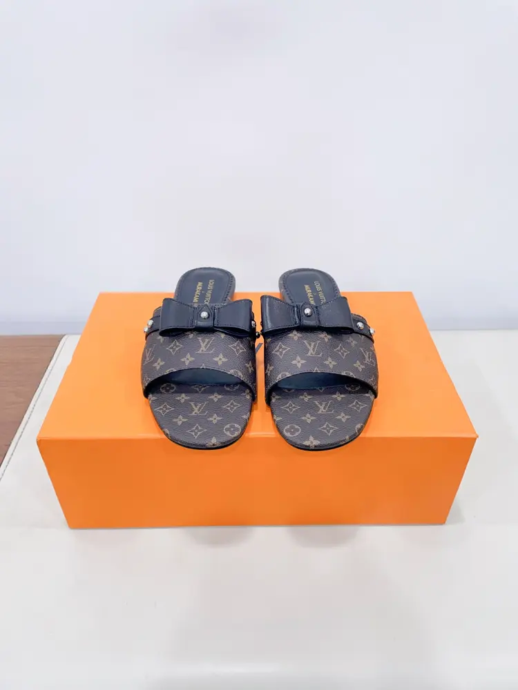 Louis Vuitton bow-knot fashion slippers. The most popular item on the spring and summer