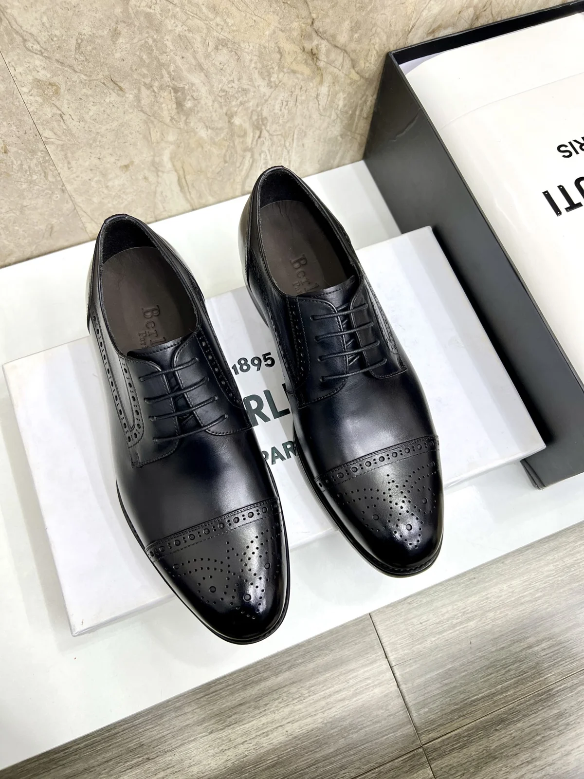 Berluti men’s hand-brushed formal leather shoes are shipped. Selected high-quality imported