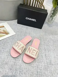 CHANEL uses three-dimensional electric embroidery technology on the upper