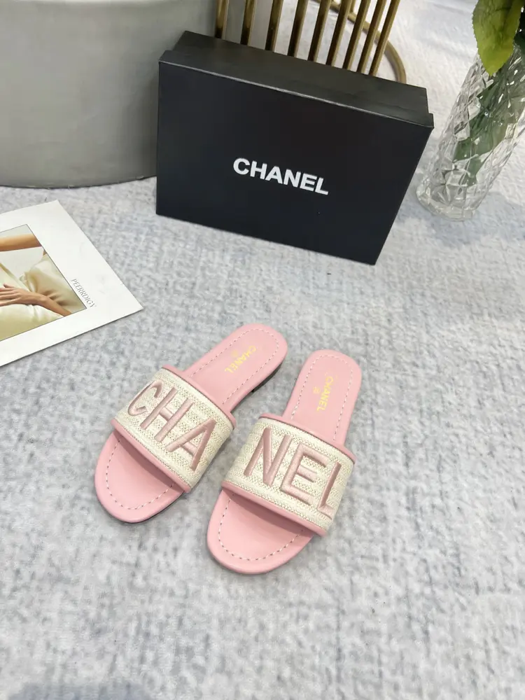 CHANEL uses three-dimensional electric embroidery technology on the upper