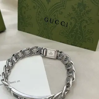 Gucci new engraved chain black enamel bracelet