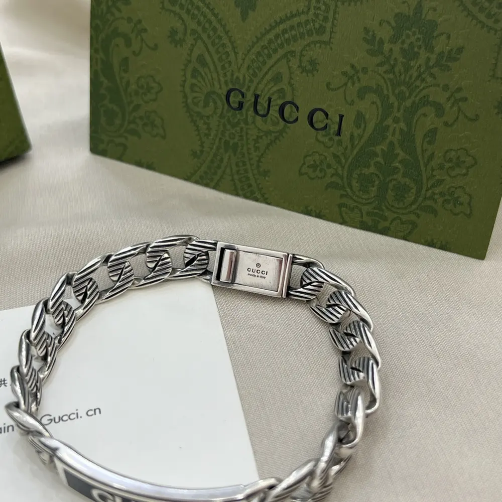 Gucci new engraved chain black enamel bracelet