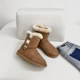 UGG fur snow boots. I have seen too many classic styles. I need some embellishment. I
