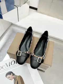 BURBERRY classic checkered flat shoes are the most undemanding and age-neutral shoes. They