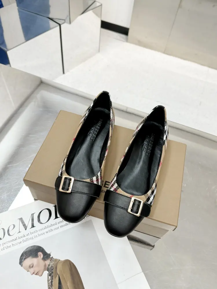 BURBERRY classic checkered flat shoes are the most undemanding and age-neutral shoes. They