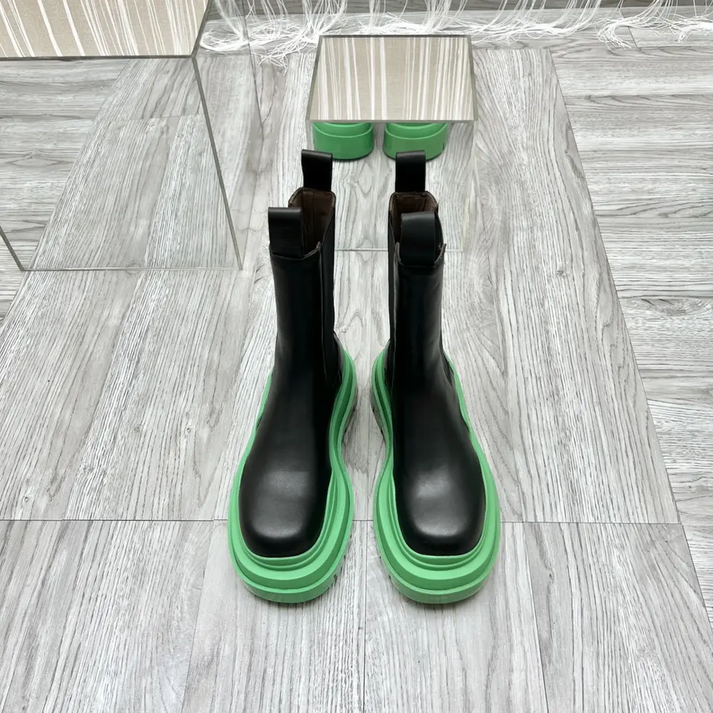 BOTTEGA VENETA colorful wave tire sole. Mid-tube Chelsea boots