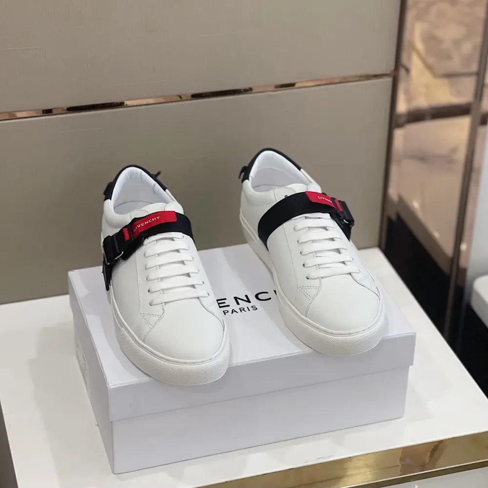Givenchy white shoes are a must-have item for trendy men. No matter how many white shoes