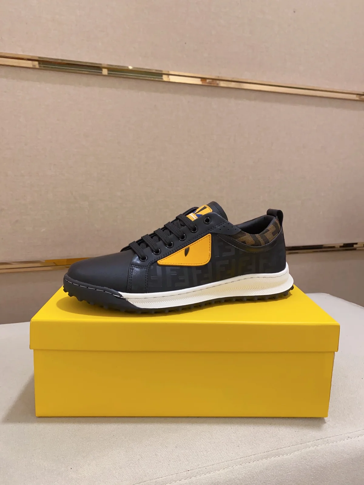 Fendi casual sports shoes upper Imported cowhide fabric Imported sheepskin lining. Original