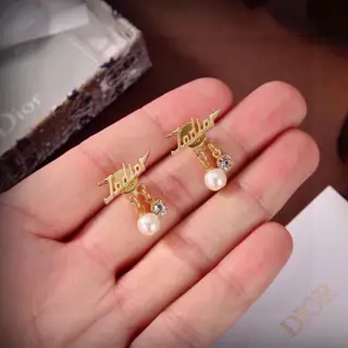 Dior’s new JADIOR Dior letter set The same brass material as the counter