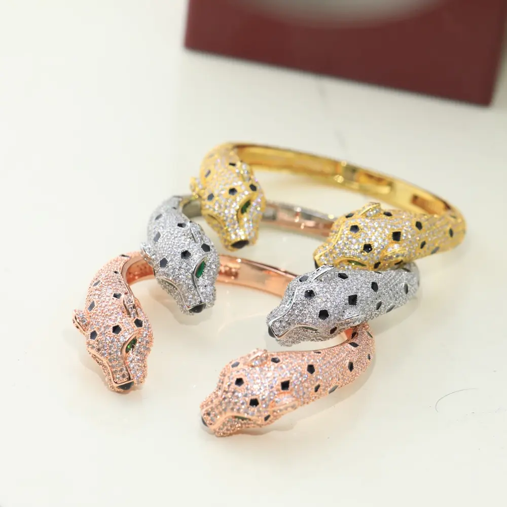 Cartier’s domineering panther head full diamond hot-selling bracelet. Panthère de Cartier