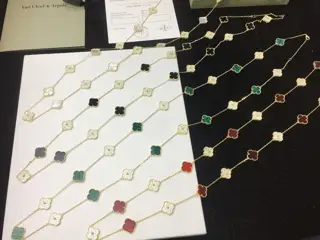 Van Cleef & Arpels sweater chain Black agate/red agate/white mother-of-pearl/malachite with
