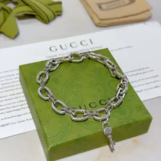 The latest classic Gucci bracelet. Exquisite style and texture. It is absolutely top-notch