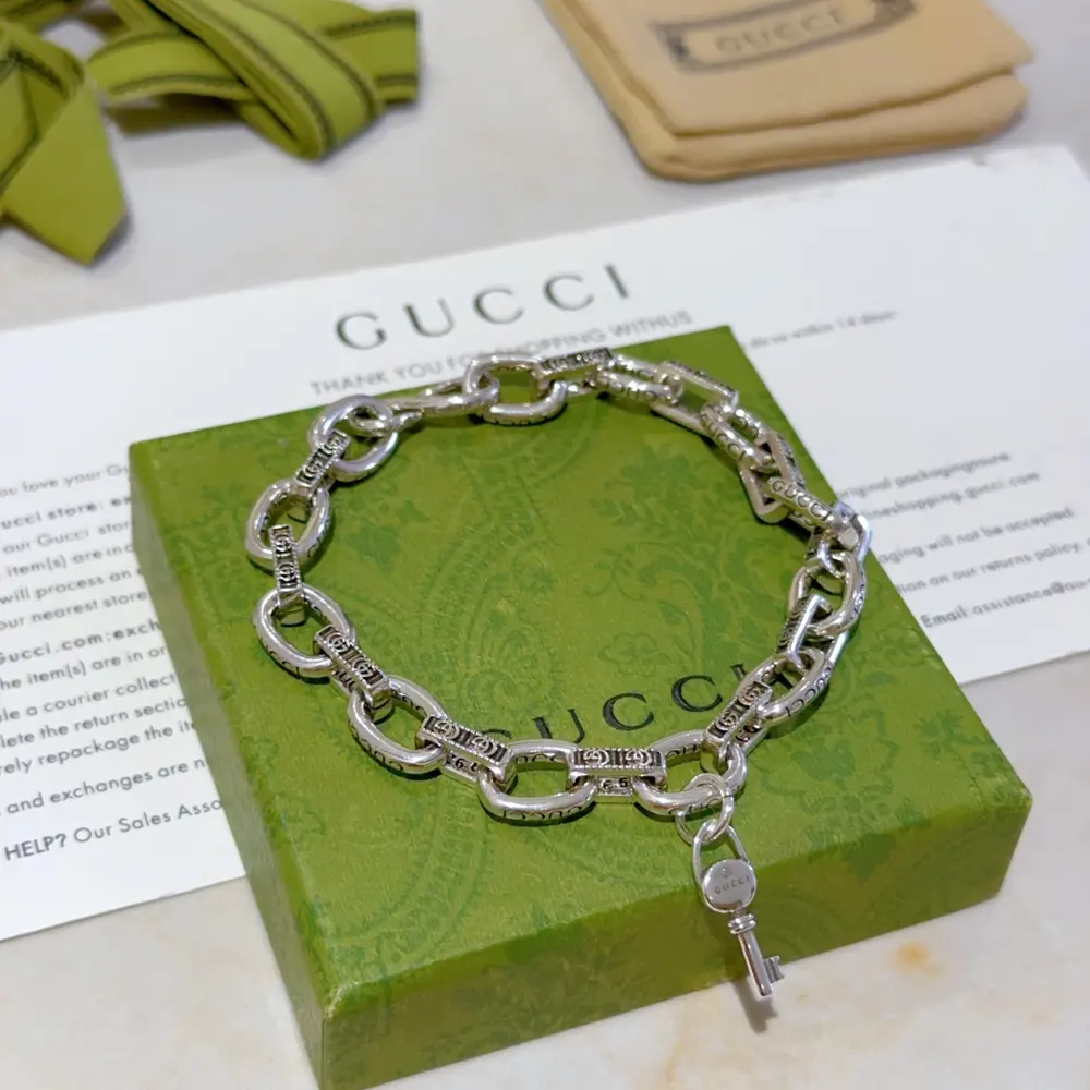 The latest classic Gucci bracelet. Exquisite style and texture. It is absolutely top-notch