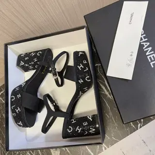 Chanel/Chanel…blingbling rhinestone sandals