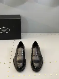 Prada men’s business casual leather shoes. leather outsole series. The upper