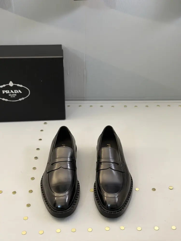Prada men’s business casual leather shoes. leather outsole series. The upper