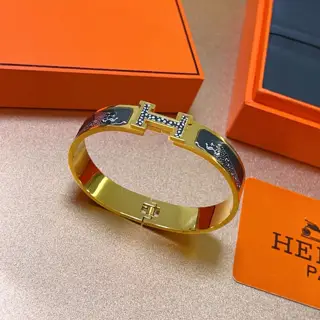 Hermès bracelet Enamel craftsmanship is really challenging. To ensure the color is handmade