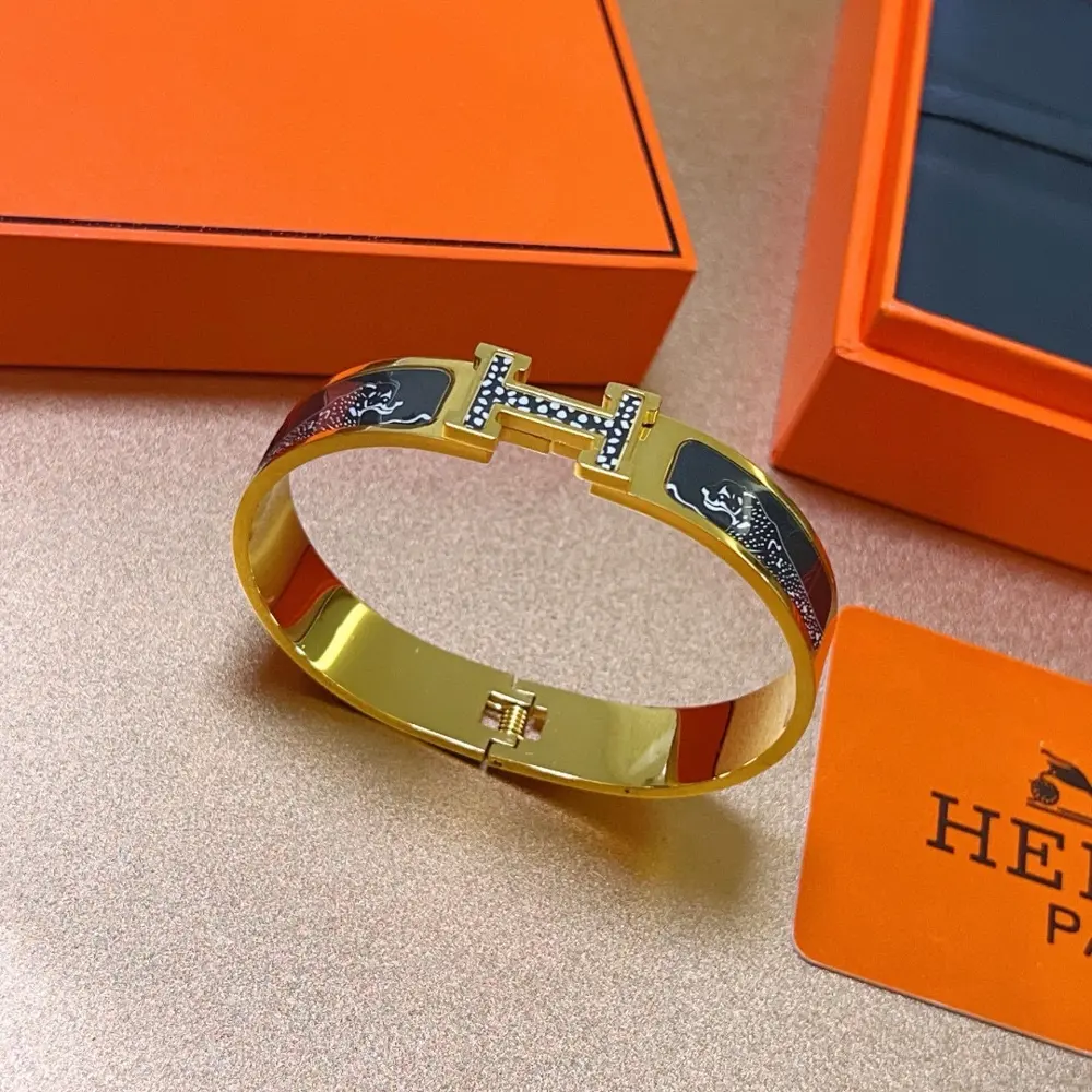 Hermès bracelet Enamel craftsmanship is really challenging. To ensure the color is handmade