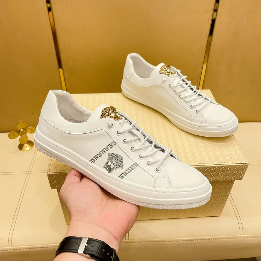 Versace 2024 new models are carefully crafted and set off the whole audience