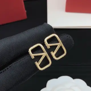 Valentino earrings with V-shaped polished diamond edging