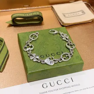 The latest classic Gucci bracelet. Exquisite. Both the style and the texture are absolutely