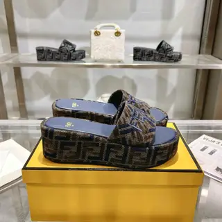 The latest popular wide-band thick-soled slippers