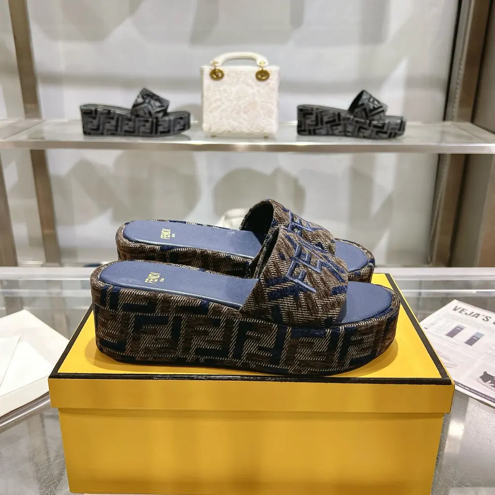 The latest popular wide-band thick-soled slippers