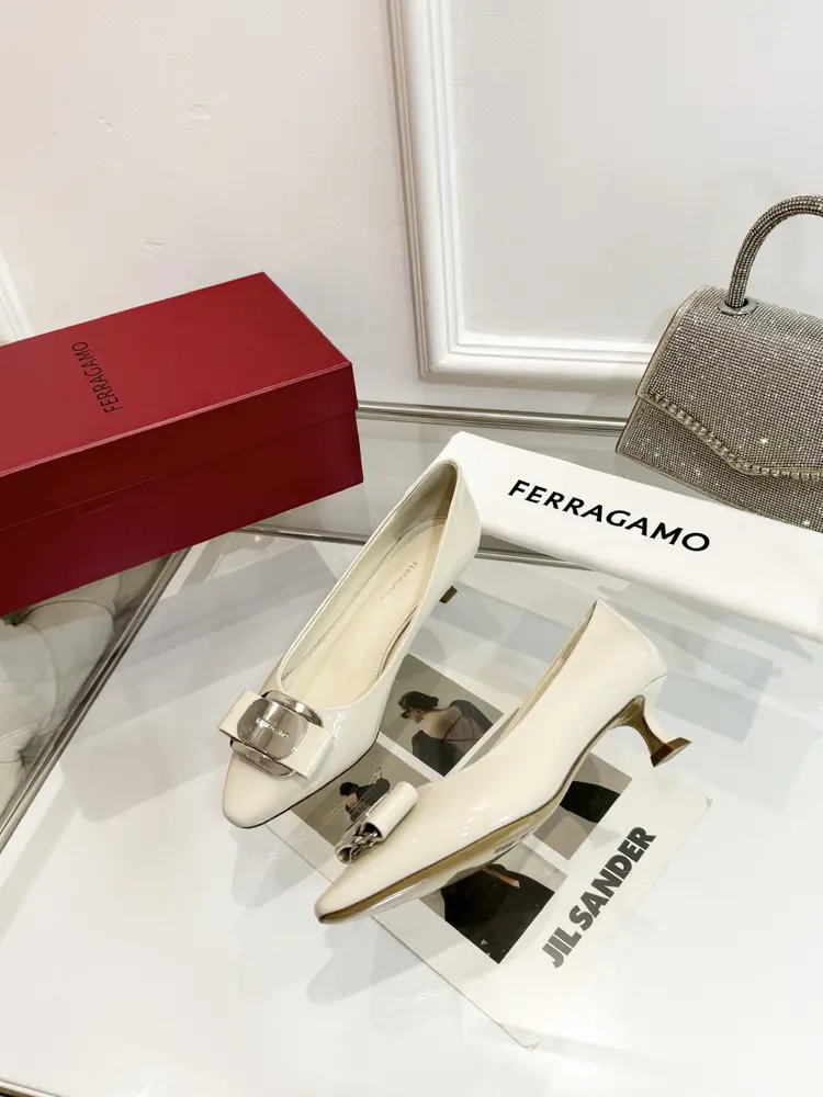 Salvatore Ferragamo new styles of FERRAGAMO’s new version of vara big buckle big bow square
