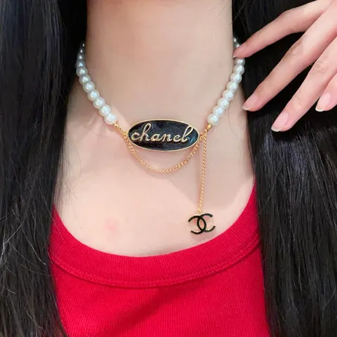 Chanel vintage necklace Chanel’s styles really need no introduction Each one is super