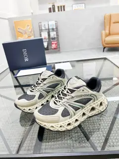 Dior men’s sports shoes are synchronized with the counter