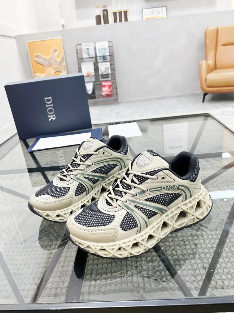 Dior men’s sports shoes are synchronized with the counter