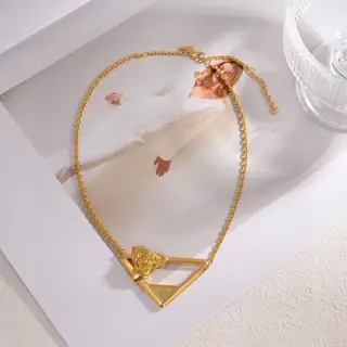Prada triangle set Heavy new product is popular on the Internet. Simple and elegant