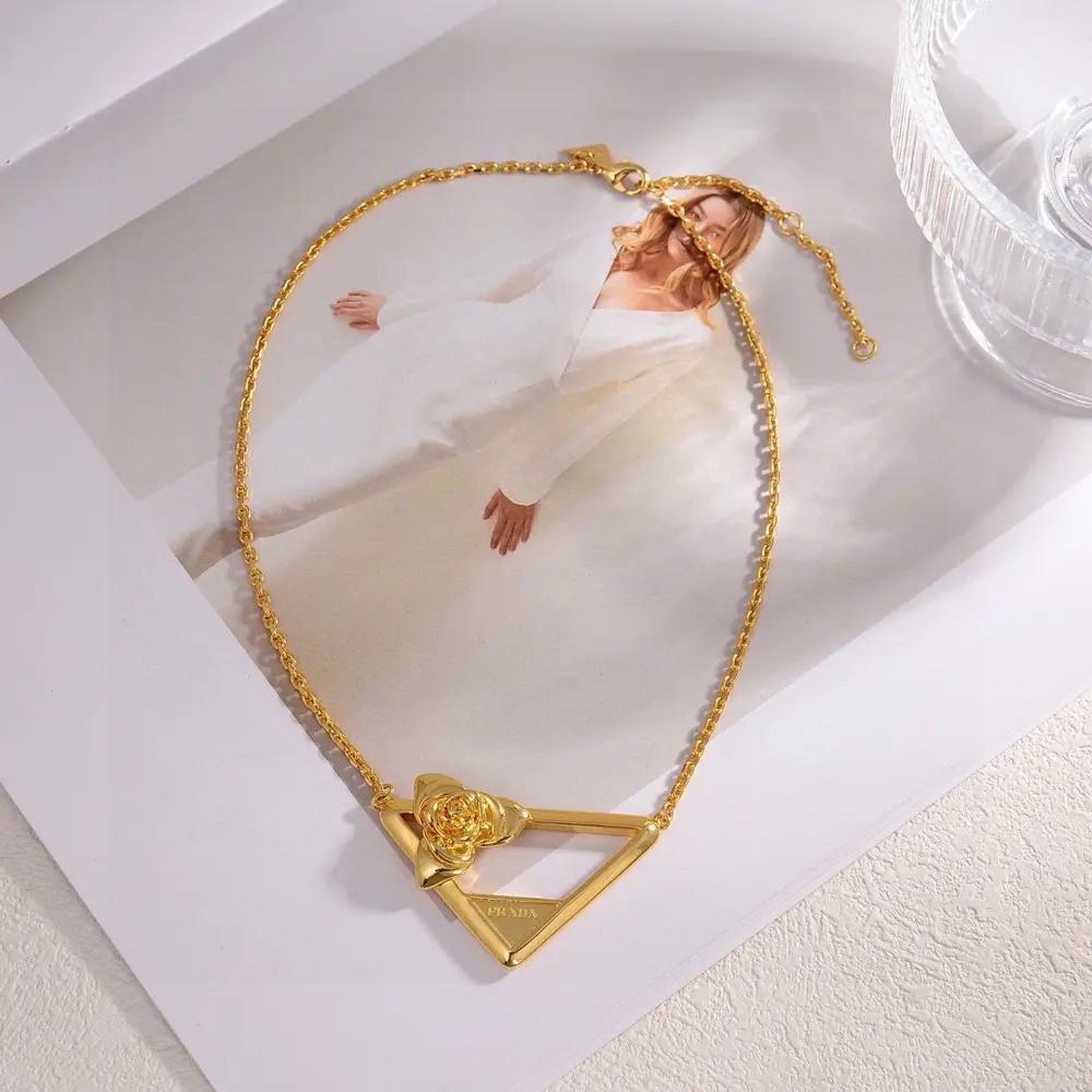 Prada triangle set Heavy new product is popular on the Internet. Simple and elegant