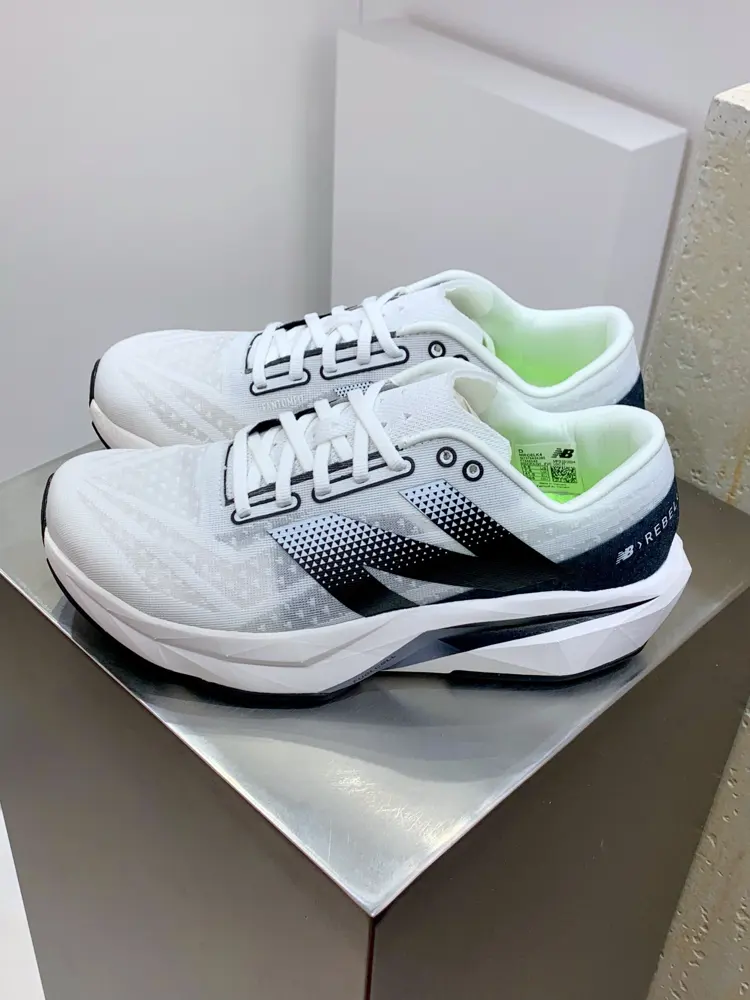 New Balance uses ultra-light and breathable 3D knitted mesh yarn material to construct the