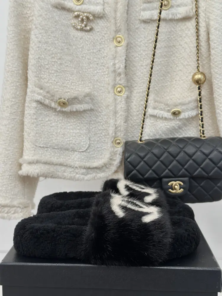 Chanel classic four seasons double C furry slippers