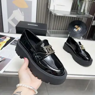 Chanel loafers are full of retro style. The delicate shoe shape is very pleasing to the
