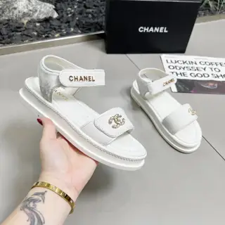 Chanel early spring sandals and dancing shoes series new loafers full of retro style