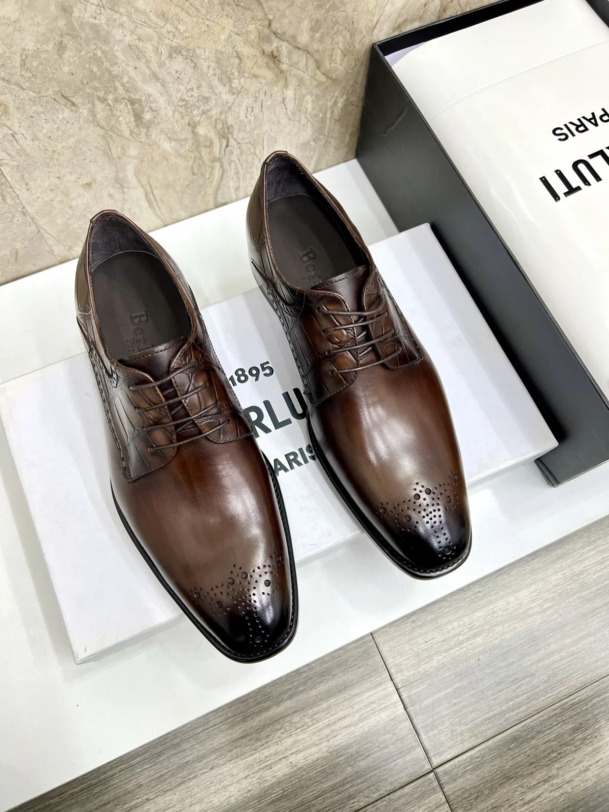 Berluti men’s hand-brushed formal leather shoes are shipped. Selected high-quality imported