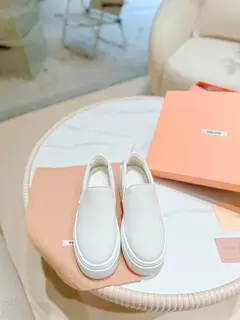 Miu Miu Miu 24ss counter focuses on the latest thick-soled casual white shoes. Top-grade