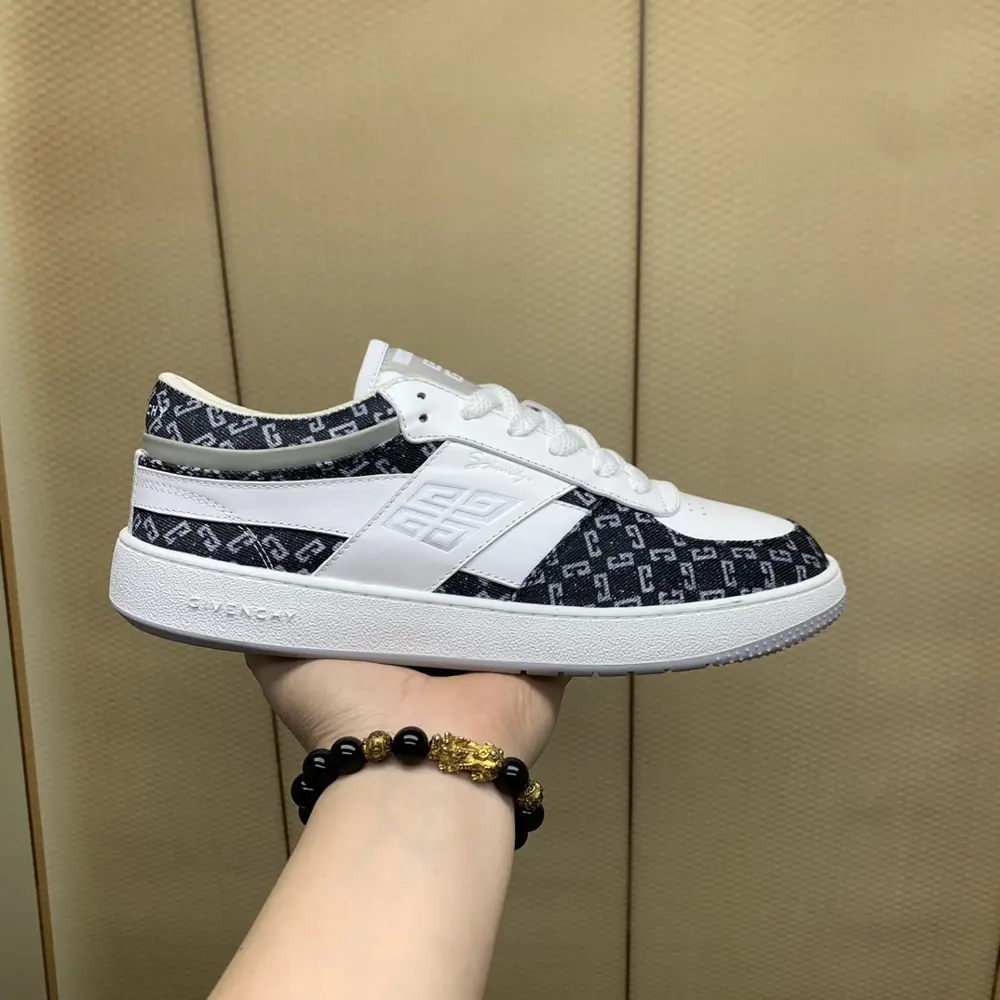Givenchy men’s low-top jogging sneakers