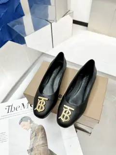 BURBERRY classic checkered flat shoes are the most undemanding and age-neutral shoes. They