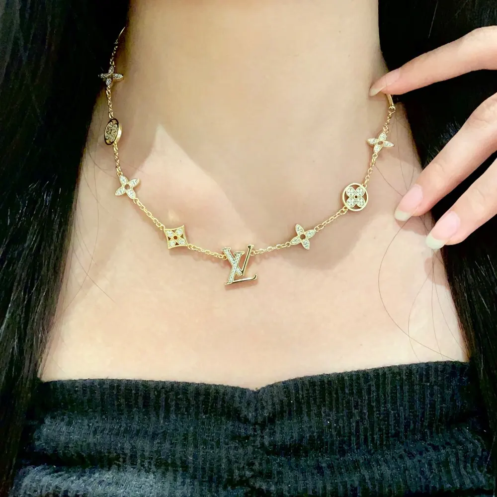 Louis Vuitton classic floral design double flower design pendant necklace