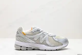 New Balance Paying tribute to the retro luxury sedan ML860DE2