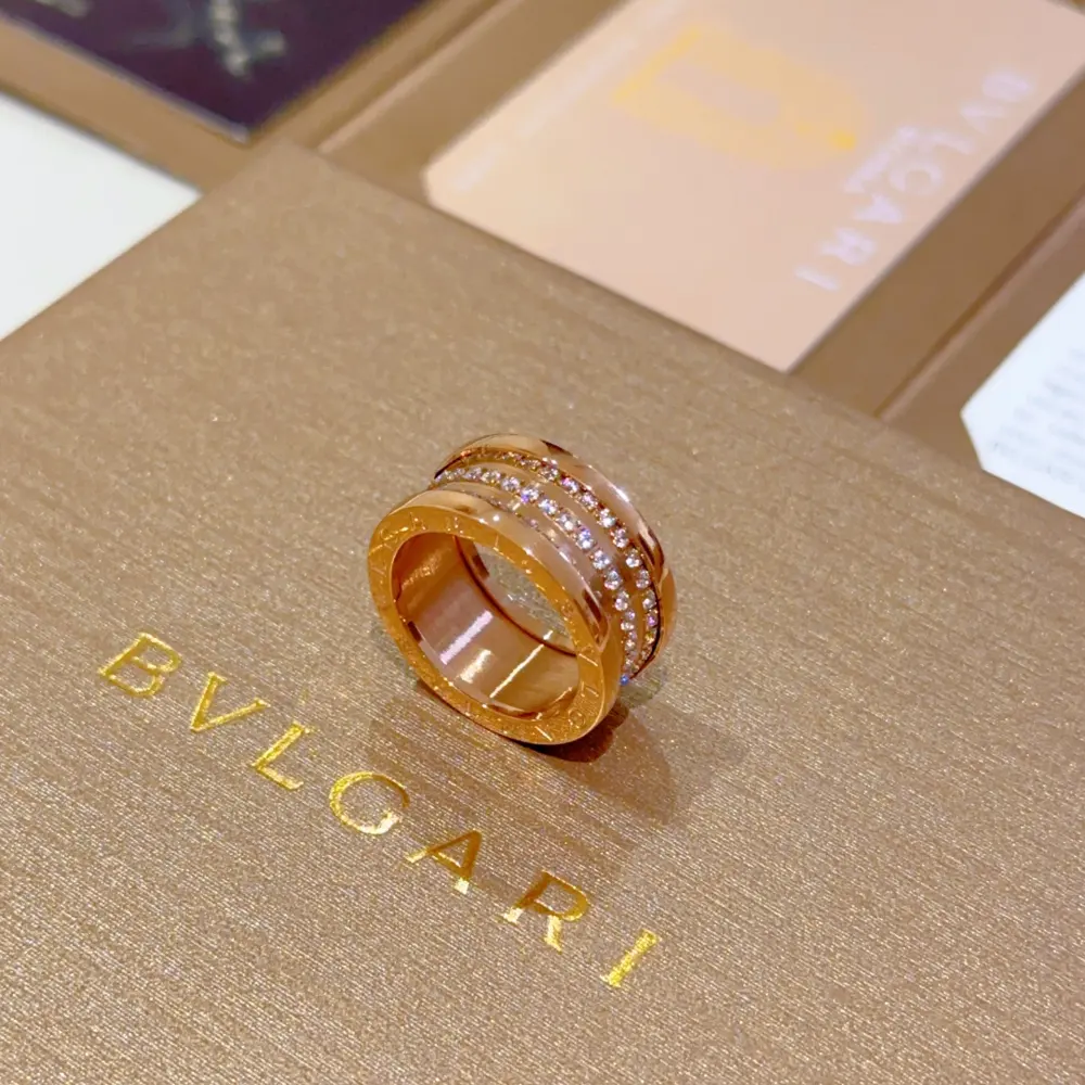 Bvlgari DIVAS’ DREAM enamel series is perfect in appearance and details. The unique color