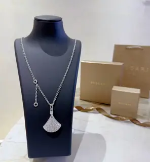 Bvlgari DIVAS’ DREAM series is in perfect condition and has invincible details. The unique